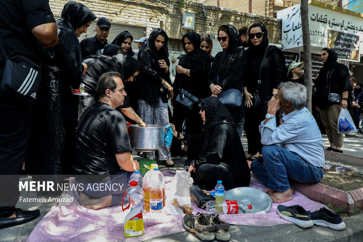 حلوا پزان روز تاسوعای حسینی در چهار راه گلوبندک تهران