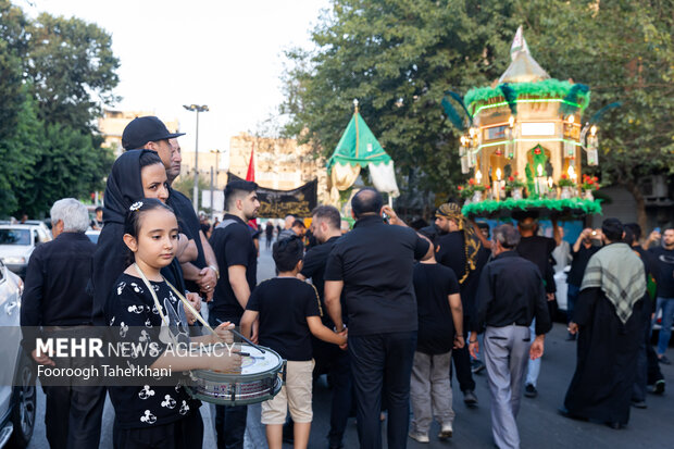 کاروان نمادین امام حسین‌(ع) در روز تاسوعا