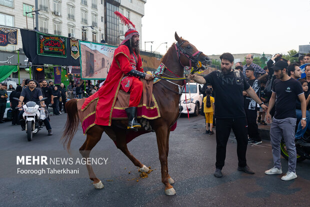 کاروان نمادین امام حسین‌(ع) در روز تاسوعا