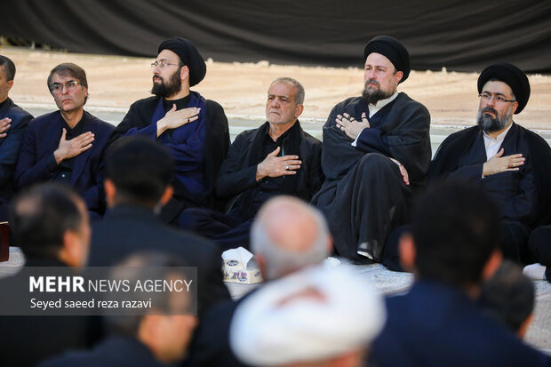 Tasu'a night at Imam Khomeini mausoleum