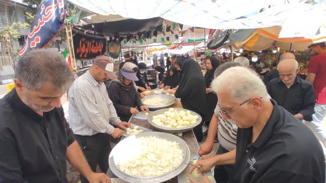 طبخ و توزیع ۱۰ هزار غذای نذری در آستانه اشرفیه