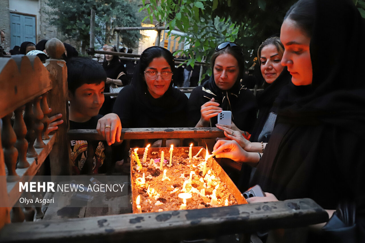 چهل شمع روشن در چهل منبر/ گرو نگه داشتن شمع آخر به شرط گرفتن حاجت