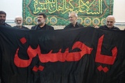 عاشورائے حسینی، پزشکیان کو پرچم گنبد حسینی کا ہدیہ