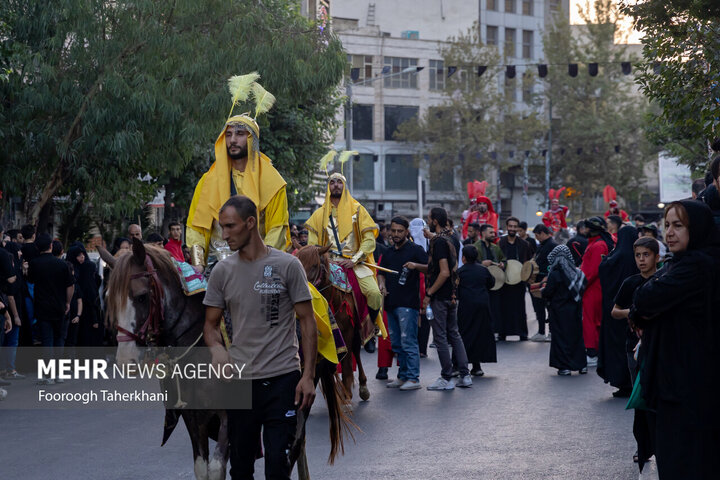 حرکت کاروان نمادین امام حسین (ع) در تهران