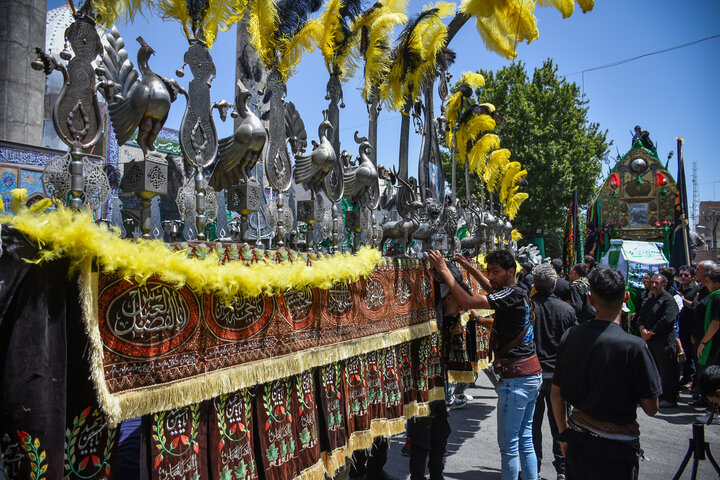 چرخاندن «علم» توسط نوجوانان کرمانشاهی در ظهر عاشورا