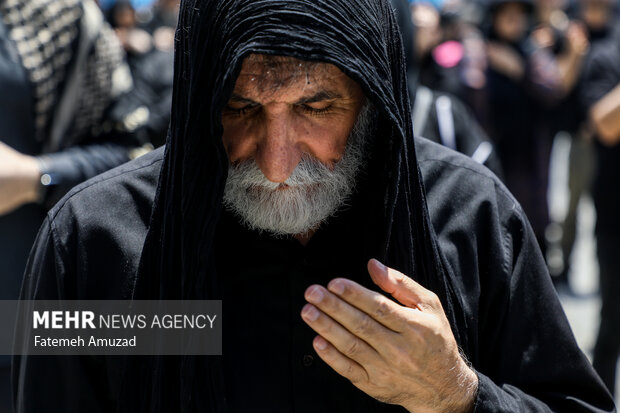 عزاداری ظهر عاشورا در میدان امام حسین