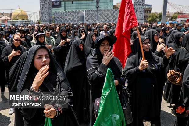 عزاداری ظهر عاشورا در میدان امام حسین