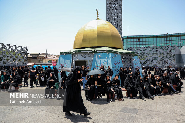 عزاداری ظهر عاشورا در میدان امام حسین