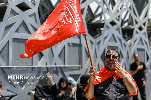 عزاداری ظهر عاشورا در میدان امام حسین