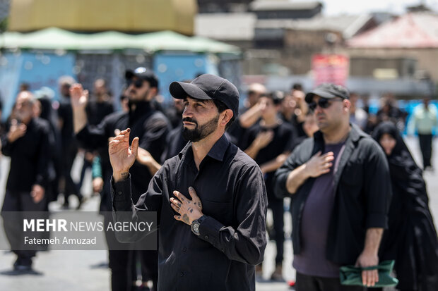 عزاداری ظهر عاشورا در میدان امام حسین