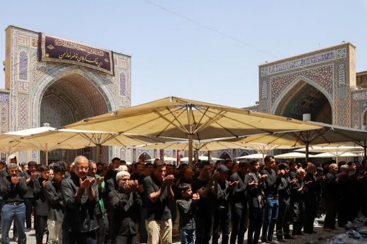 نماز ظهر عاشورا در حرم مطهر ثامن الحجج (ع) اقامه شد