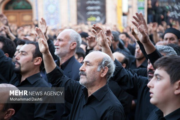 حضور مردم ایلام برای شروع مراسم عاشورای حسینی