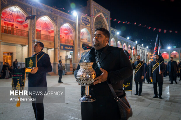 لاله گردانی شام غریبان اباعبدالله الحسین(ع) در حرم حضرت شاهچراغ(ع) شیراز