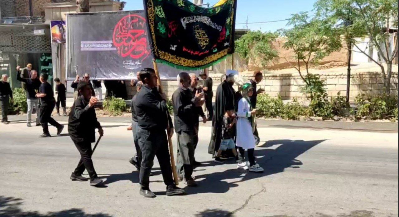 حرکت هیئات مذهبی گرمه به سمت حسینیه سیدالشهدا(ع)