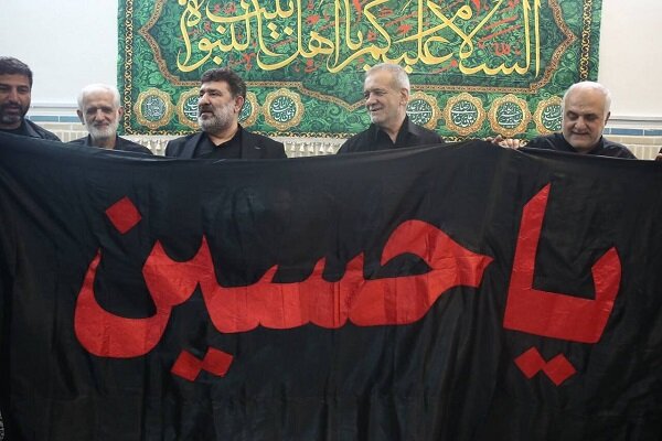 اهداء علم قبة مرقد الامام الحسين (ع) لبزشكيان في يوم عاشوراء الحسيني