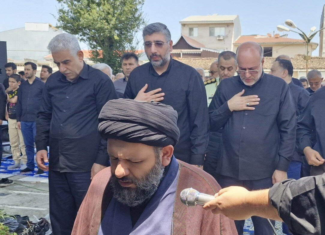 تصاویری از اقامه نماز ظهر عاشورا در لاهیجان