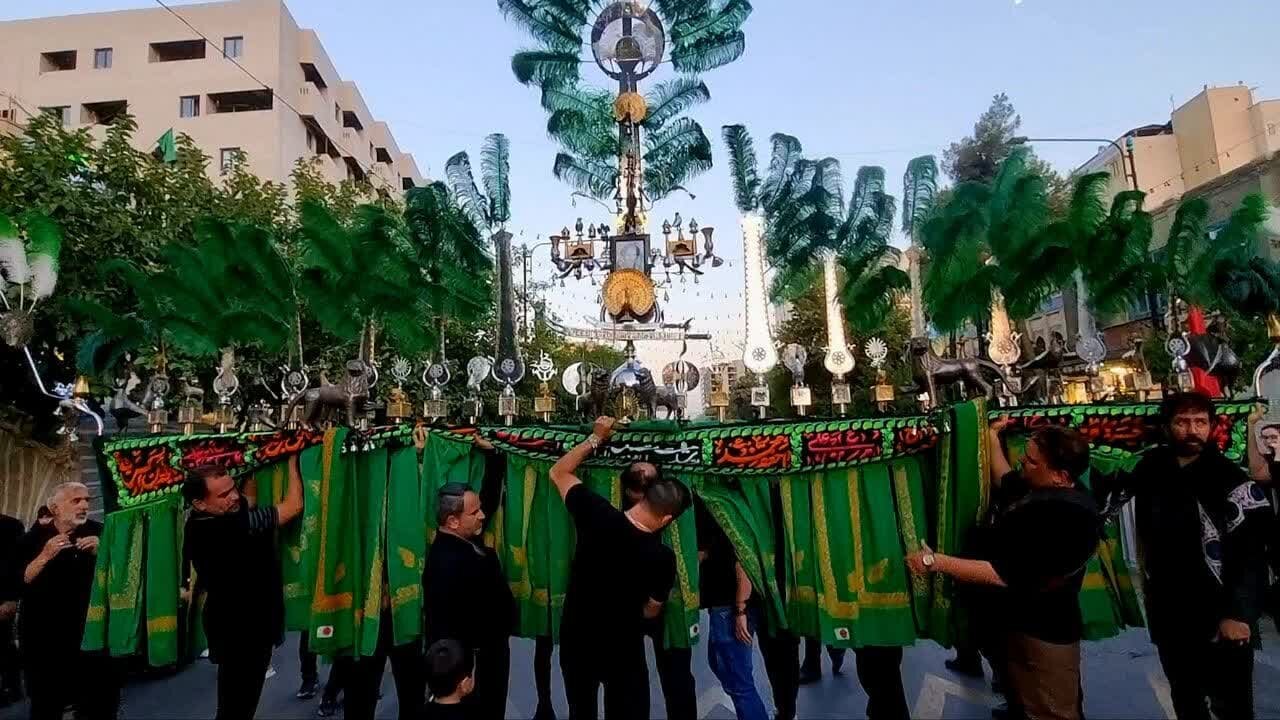 تجمع هیئات اصفهان عصر عاشورا در میدان امام حسین (ع)