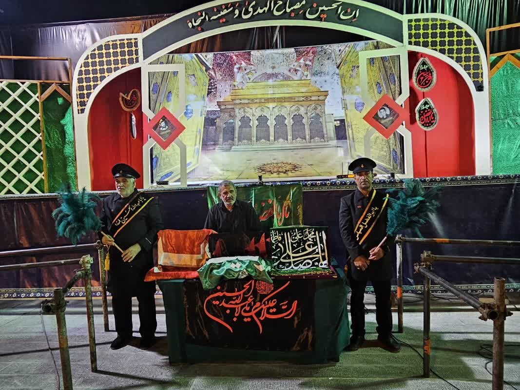 اهدای پرچم بارگاه امام رضا (ع) به جایگاه عزاداری «ولایت» خرمآباد