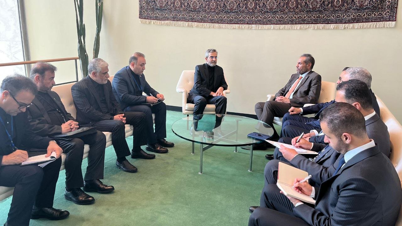 وزير الخارجية الكويتي يؤكد على توسيع العلاقات الشاملة مع إيران