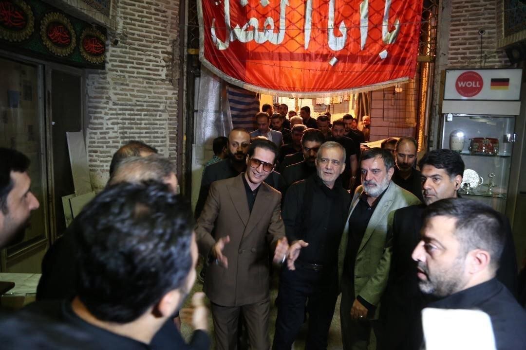 بزشكيان يشارك في مراسم العزاء في سوق طهران ويستمع لمشاكل أصحاب المتاجر