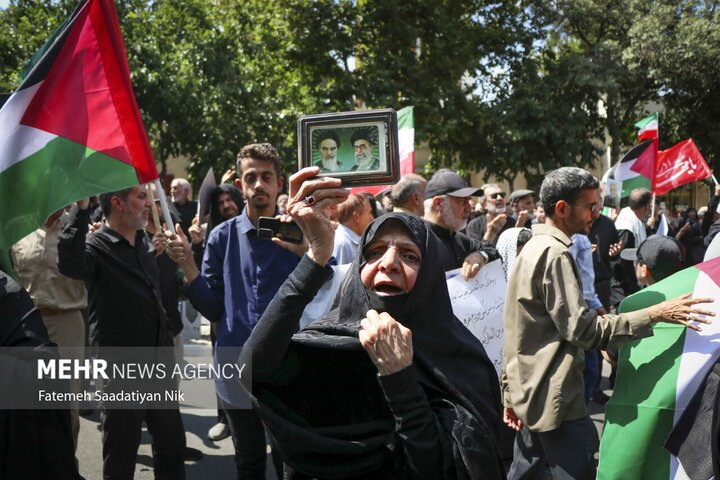 مسيرات حاشدة لأهالي مدينة مشهد لادانة جرائم الكيان الصهيوني