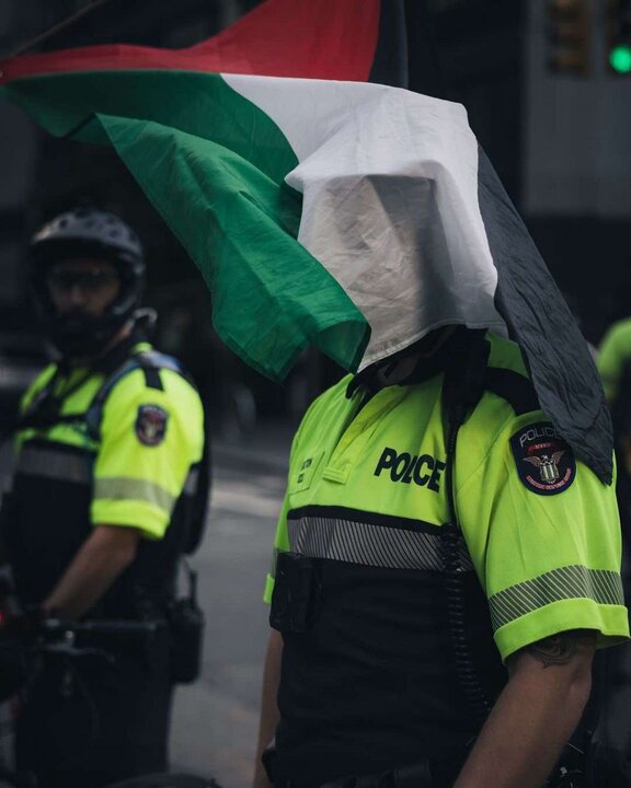 Gazze yürüyüşüne katılan ABD'li protestocunun giyinme tarzı dikkat çekti