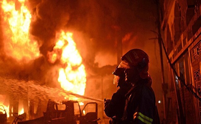 مصدومیت آتش نشان مشهدی برای نجات ۶ شهروند محبوس در آتش