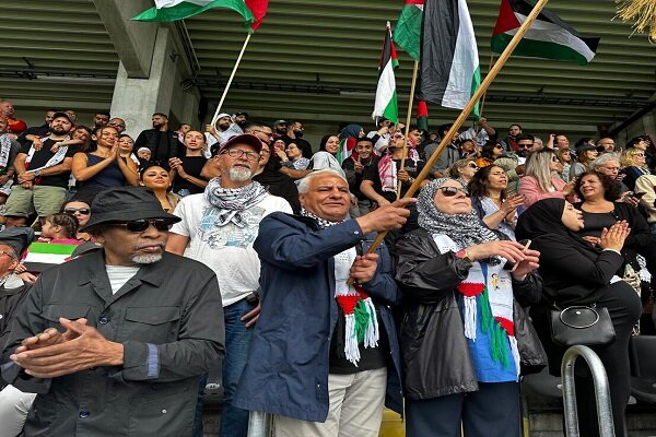 فلسطين حاضرة بقوة في مسابقات كرة القدم في السويد والجماهير تهتف لفلسطين