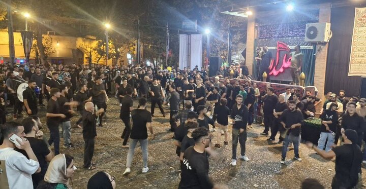 زنجیرزنی عزاداران حسینی در لاهیجان زنجیرزنی عزاداران حسینی در لاهیجان