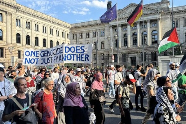 Berlin'de Filistin yanlısı protestoculara polis müdahalesi Berlin'de Filistin yanlısı protestoculara polis müdahalesi