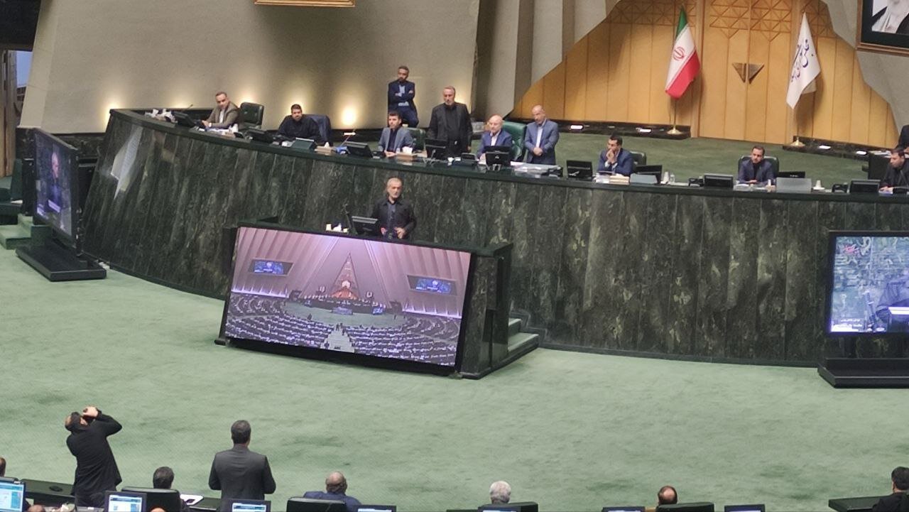 الرئيس الايراني المنتخب يؤدي القسم في مجلس الشورى الاسلامي يوم الثلاثاء