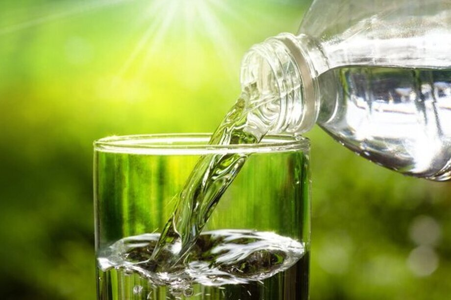لزوم نوشیدن آب به اندازه کافی در روزهای گرم