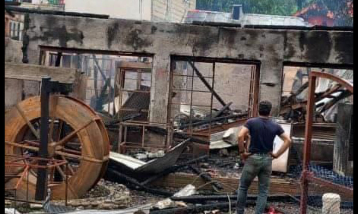 تصاویری از وقوع آتش سوزی یک ساختمان در روستای خرمکش شفت
