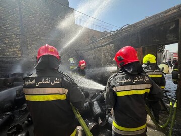 آتش سوزی در انباری با ۲۸۰ کپسول گاز در باغ فردوس /یک نفر مصدوم شد