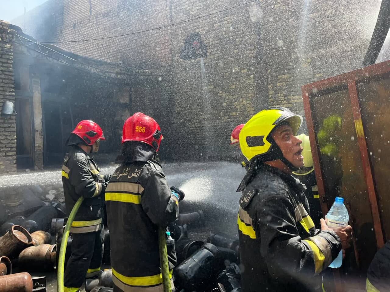 آتش سوزی در انباری با ۲۸۰ کپسول گاز در باغ فردوس /یک نفر مصدوم شد