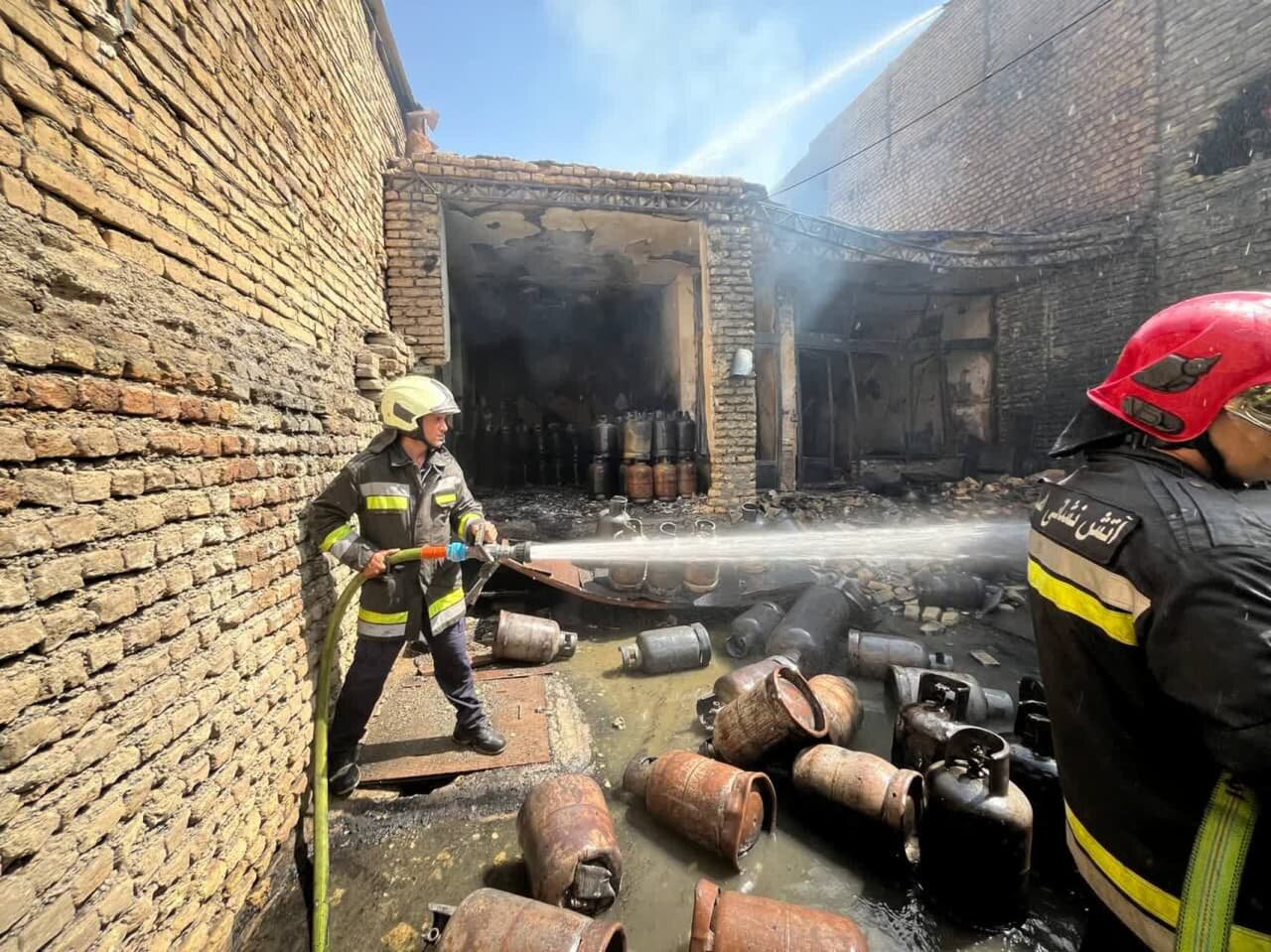 آتش سوزی در انباری با ۲۸۰ کپسول گاز در باغ فردوس /یک نفر مصدوم شد