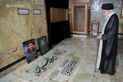 Leader visits FM Amirabdollahian burial place