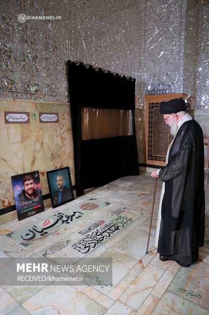 حضور رهبر انقلاب بر مزار شهیدان امیرعبداللهیان، موسوی و جلادتی حضور رهبر انقلاب بر مزار شهیدان امیرعبداللهیان، موسوی و جلادتی