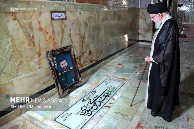 حضور رهبر انقلاب بر مزار شهیدان امیرعبداللهیان، موسوی، جلادتی و زمانینیا