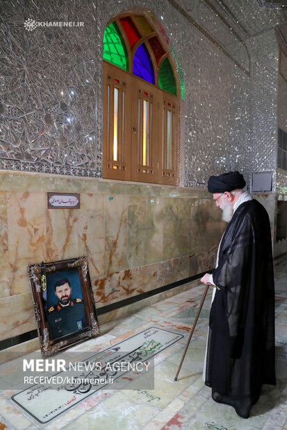 حضور رهبر انقلاب بر مزار شهیدان امیرعبداللهیان، موسوی، جلادتی و زمانینیا