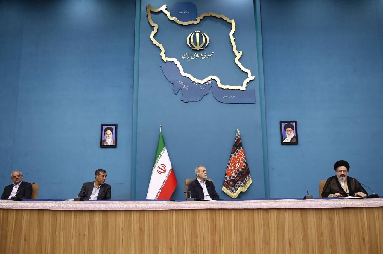 الرئيس الايراني المنتخب يلتقي جمع من العلماء ورجال الدين
