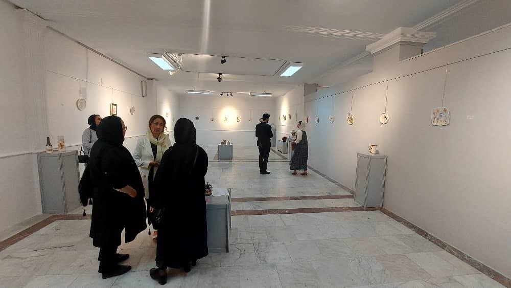 برپایی نمایشگاه آثار سفالی «نقش پرنده در نقاشی زیرلعابی» در تبریز