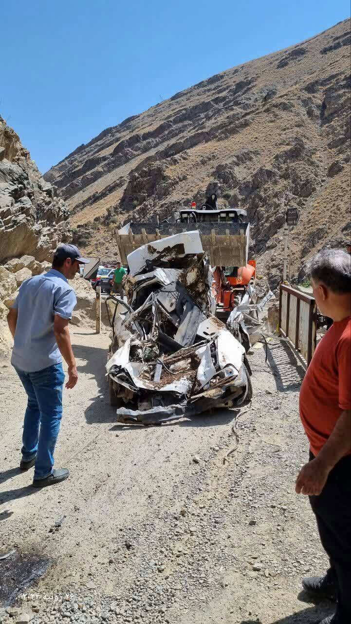 ریزش کوه در جاده امامزاده داوود؛ مصدومیت شدید ۳ نفر+ عکس