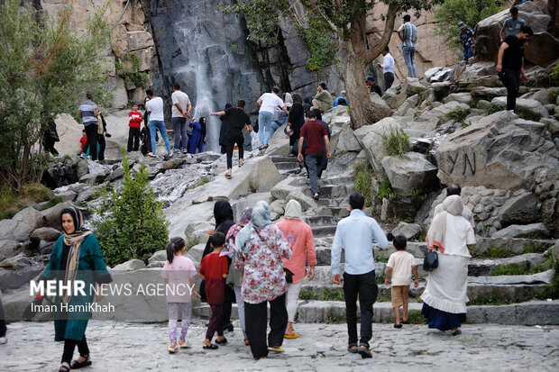 فرار از گرما به آبشار گنجنامه فرار از گرما به آبشار گنجنامه