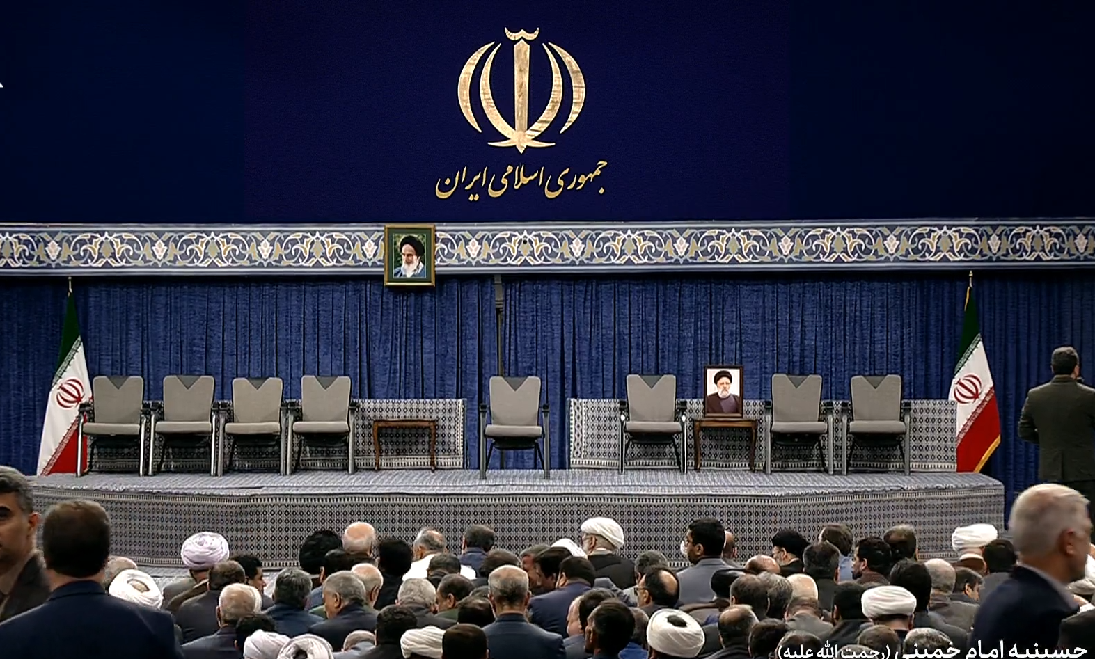 جایگاه حسینیه امام خمینی (ره) آماده حضور رهبر انقلاب و سران قوا برای شروع مراسم تنفیذ