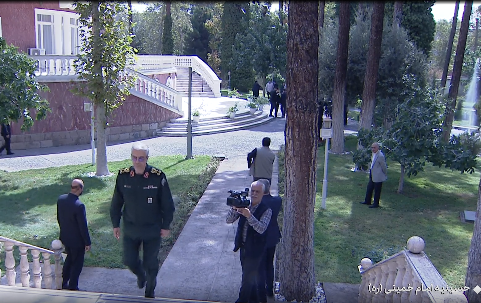 سرلشکر باقری وارد ساختمان حسینیه امام خمینی (ره) شد