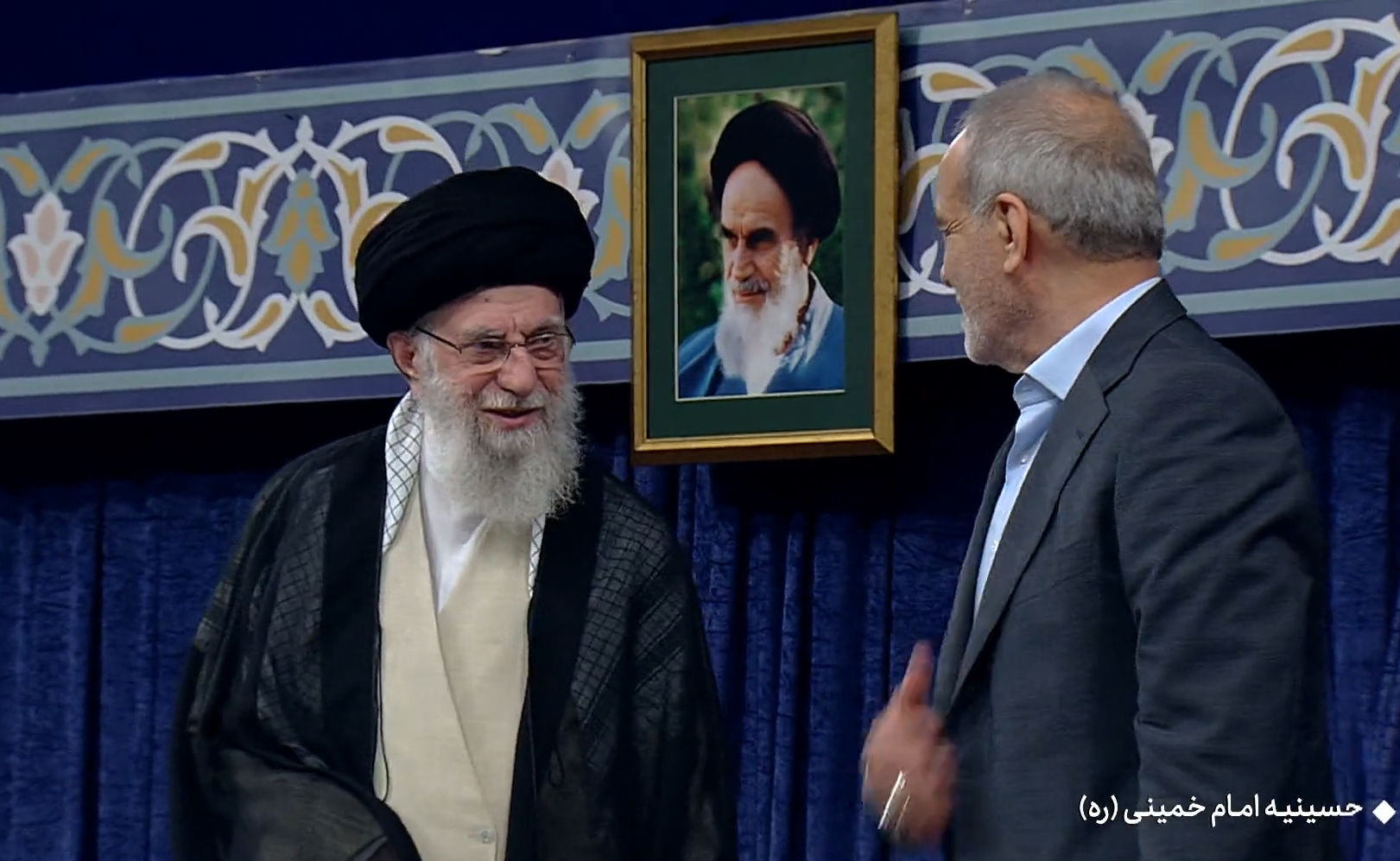 رهبر انقلاب وارد حسینیه امام خمینی (ره) شدند