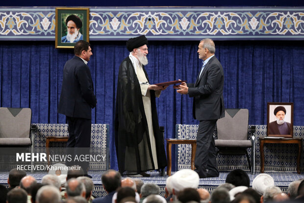 حکم پزشکیان تنفیذ شد/ توصیه رهبر انقلاب به تعامل قوا و کار جهادی