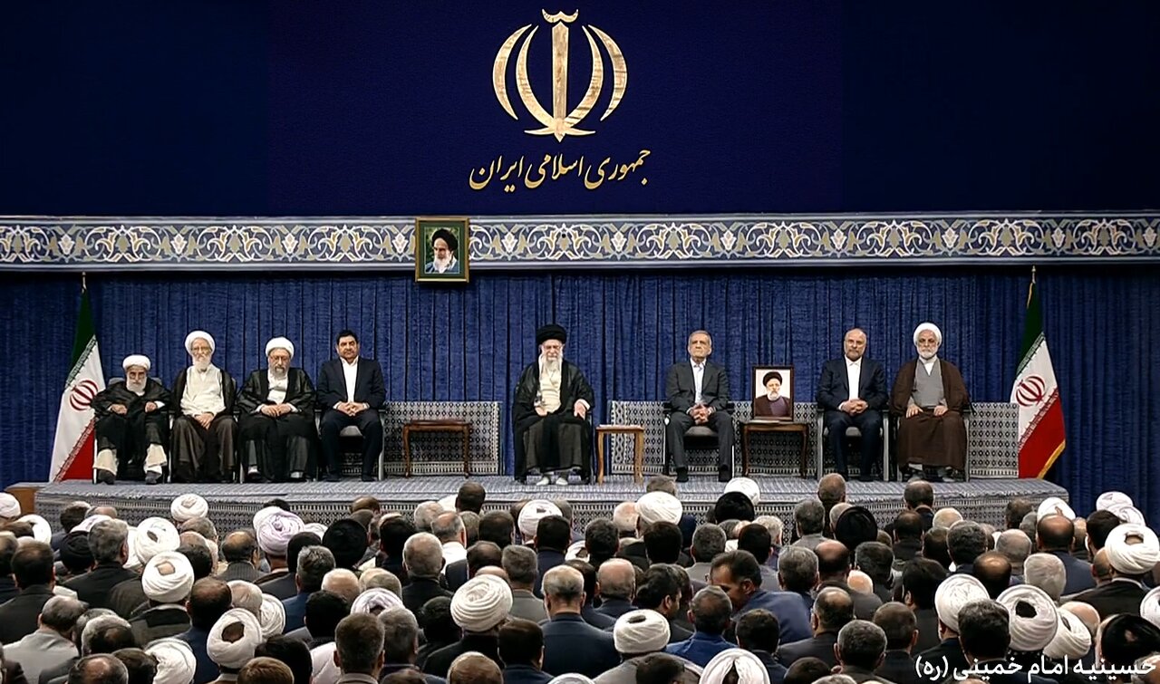 بدء مراسم تنفيذ الرئيس الايراني المنتخب في حسينية الامام الخميني (رض)