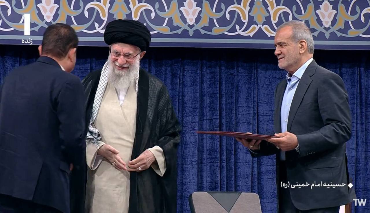 اهدای حکم ریاست جمهوری به مسعود پزشکیان توسط رهبر معظم انقلاب اسلامی